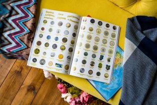 Детский атлас мира с наклейками. Деньги фото книги 2