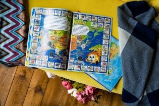 Детский атлас мира с наклейками. Деньги фото книги 3